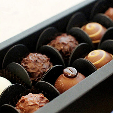 200pcs Valentines Day Paper Chocolate Trays Foldable Dessert Packaging Gift