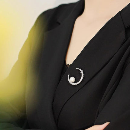 Natural Light 6A Freshwater Pearl Curved Crescent Brooch Autumn And Winter Temperament Pin