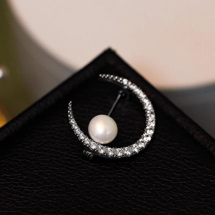 Natural Light 6A Freshwater Pearl Curved Crescent Brooch Autumn And Winter Temperament Pin