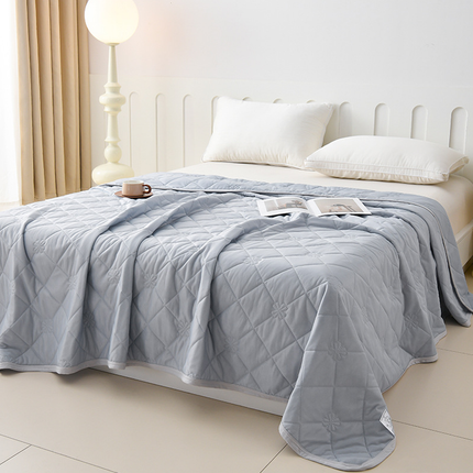 Cooling Summer Quilt 180 x 200cm Ice Silk Solid Colour Lightweight Comforter