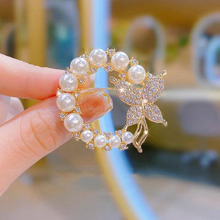 Pearl Butterfly Brooch Pin Round Crystal Wreath Gold Tone Fashion Pin