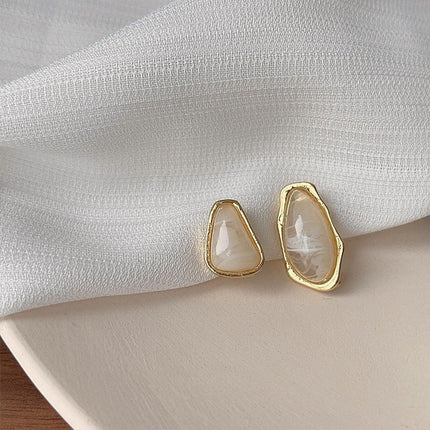Vintage Acrylic Stud Earrings Fashion Jewelry for Women and Girls Retro Style