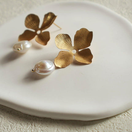 Gold Flower Long Earrings Vintage Elegant Fashion Jewelry for Women Chic Gift