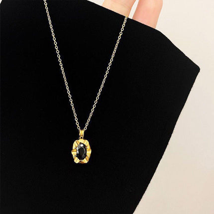 Elegant Black Pendant Necklace for Women High-Grade Luxury Clavicle Chain